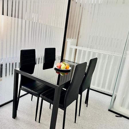 Westferry Two Apartment Londra Exterior foto